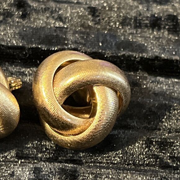 Vintage Monet Signed Brushed Goldtone Love Knot Clip On Earrings Elegant - Picture 3 of 7